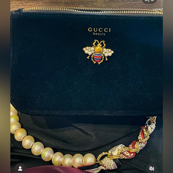 Authentic Gucci Beauty Velvet Bee Cosmetic Shoulder Bag - Picture 5 of 9